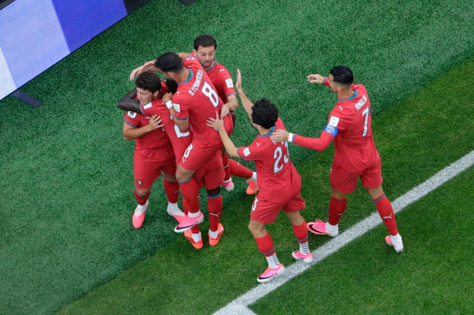 포르투갈 축구대표팀이 17일(현지시간) 미국 텍사스주 휴스턴 스타디움에서 열린 북중미 월드컵 조별리그 K조 1차전 콩고민주공화국과의 경기에서 주앙 네베스의 선제골 이후 기뻐하고 있다.