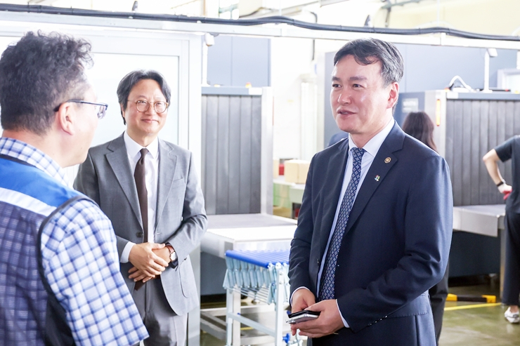 17일 부산우편집중국에서 국제우편물 마약 검사 2차 저지선 운영 현황을 점검하는 이종욱 관세청장. 관세청