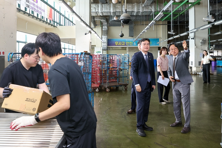 17일 부산우편집중국에서 국제우편물 마약 검사 2차 저지선 운영 현황을 점검하는 이종욱 관세청장. 관세청
