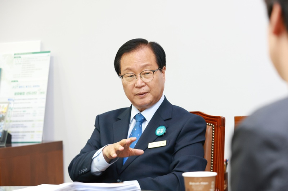 유희태 완주군수 당선인이 지방선거 과정에서 기승을 부린 악의적인 네거티브와 허위사실 공표는 반드시 바로잡고, 통합과 화합의 군정을 이끌어가겠다는 원칙적인 입장을 설명하고 있다.