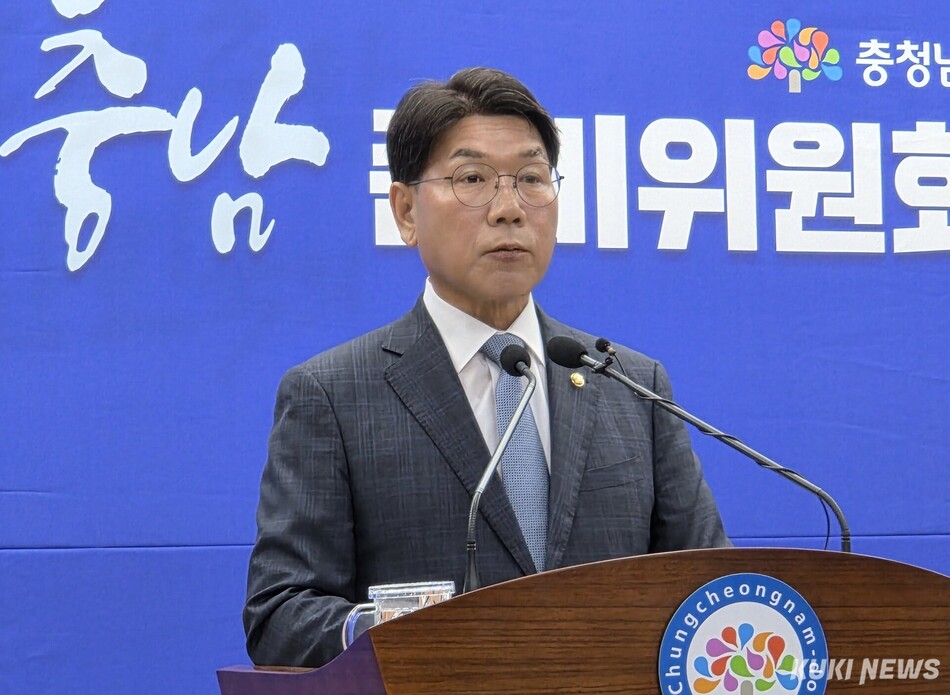 ‘통(通)하는 충남 준비위원회’ 이재관 위원장이 18일 충남도청 프레스센터에서 기자회견을 갖고 민선 8기 재정 상황을 상황을 설명하고 있다. 사진=홍석원 기자