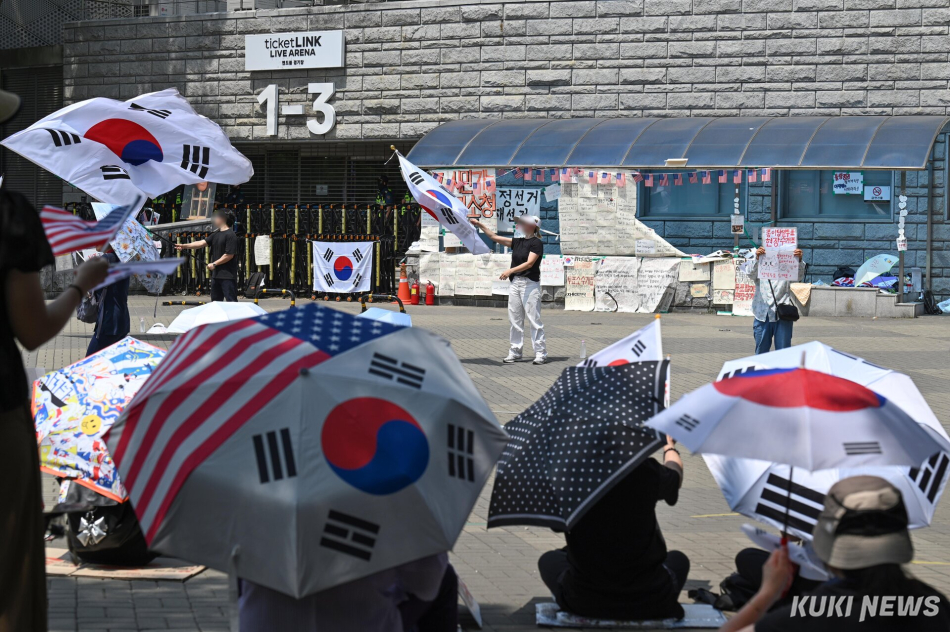 18일 서울 송파구 올림픽공원 핸드볼경기장 일대에서 ‘개표소 봉쇄 시위’가 이어지고 있다. 임은재 기자