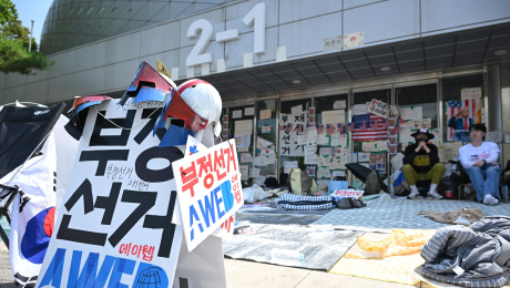 ‘한 손엔 태극기, 한 손엔 선풍기’…잠실 개표소 봉쇄 시위 14일째