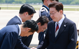 정청래, 이 대통령 귀국하자 ‘90도 인사’…李 “수고했습니다”