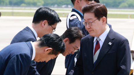 정청래, 이 대통령 귀국하자 ‘90도 인사’…李 “수고했습니다”