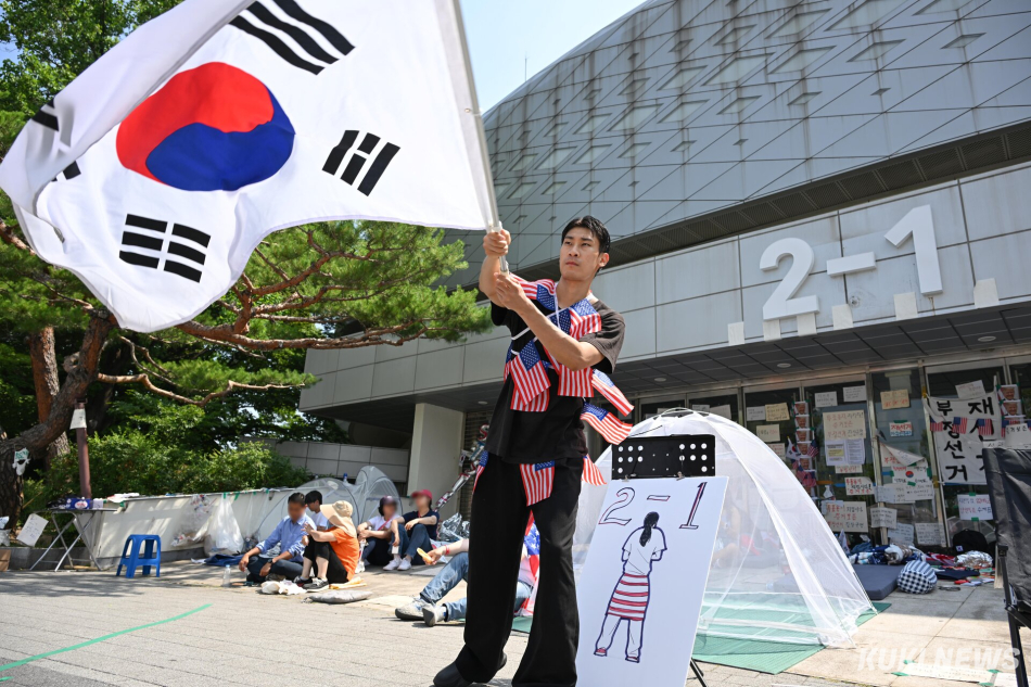 18일 서울 송파구 올림픽공원 핸드볼경기장 일대에서 ‘개표소 봉쇄 시위’가 이어지고 있다. 임은재 기자