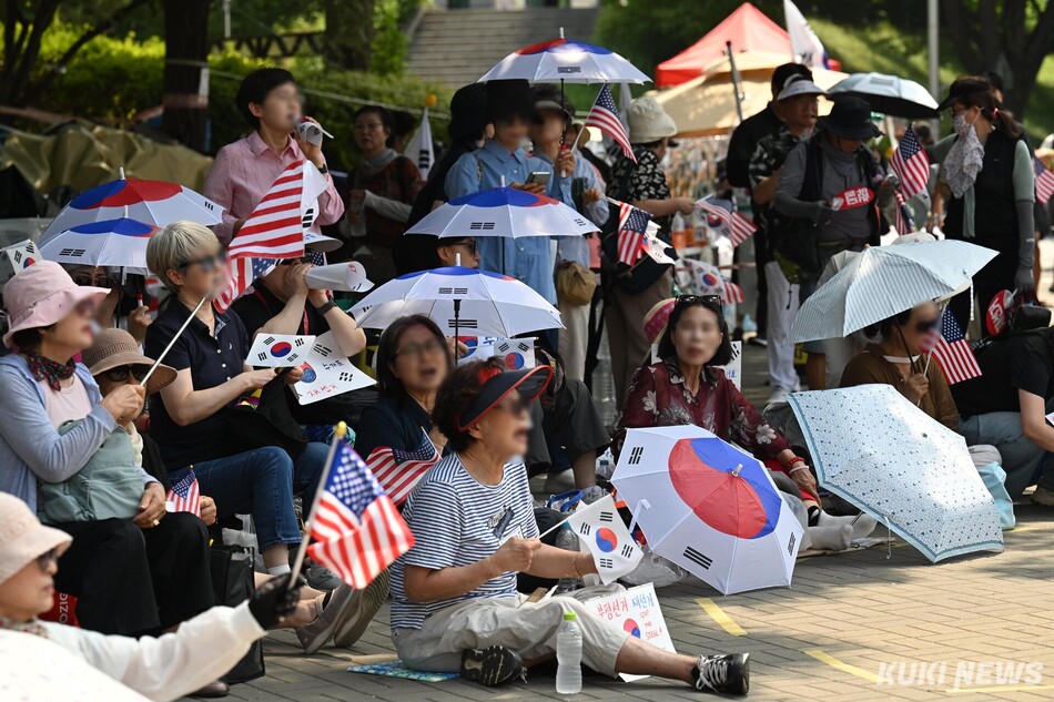 18일 서울 송파구 올림픽공원 핸드볼경기장 일대에서 ‘개표소 봉쇄 시위’가 이어지고 있다. 임은재 기자