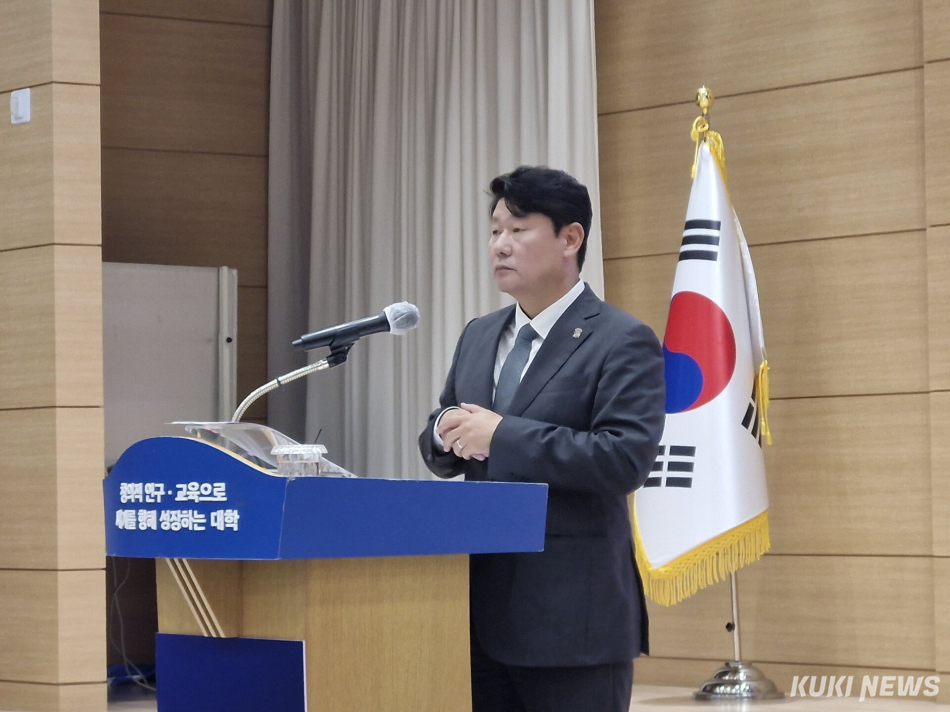 국립창원대 박민원 총장이 18일 오전 대학 본관에서 ‘창원대 미래를 향한 길‘을 주제로 기자회견을 하고 있다. 신정윤 기자