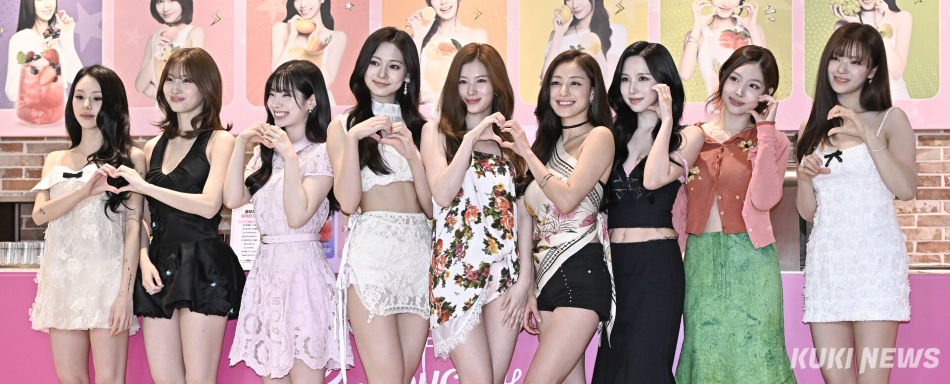 그룹 트와이스가 18일 서울 종로구 커피앳웍스 이마빌딩광화문점에서 열린 체험형 팝업 ‘티젠 콤푸차 랩(Lab)‘ 오픈 기념 포토행사에서 포즈를 취하고 있다.