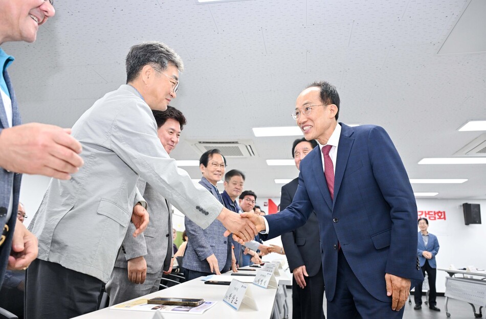 추경호 대구시장 당선인이 18일 상인연합회 관계자들과 간담회를 갖고 지원 방안에 대해 논의했다. 인수위 제공