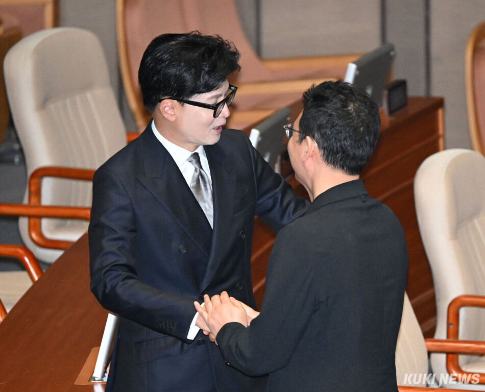 한동훈 무소속 의원이 지난 11일 서울 여의도 국회 본회의장에서 박정훈 국민의힘 의원과 대화하고 있다. 임은재 기자