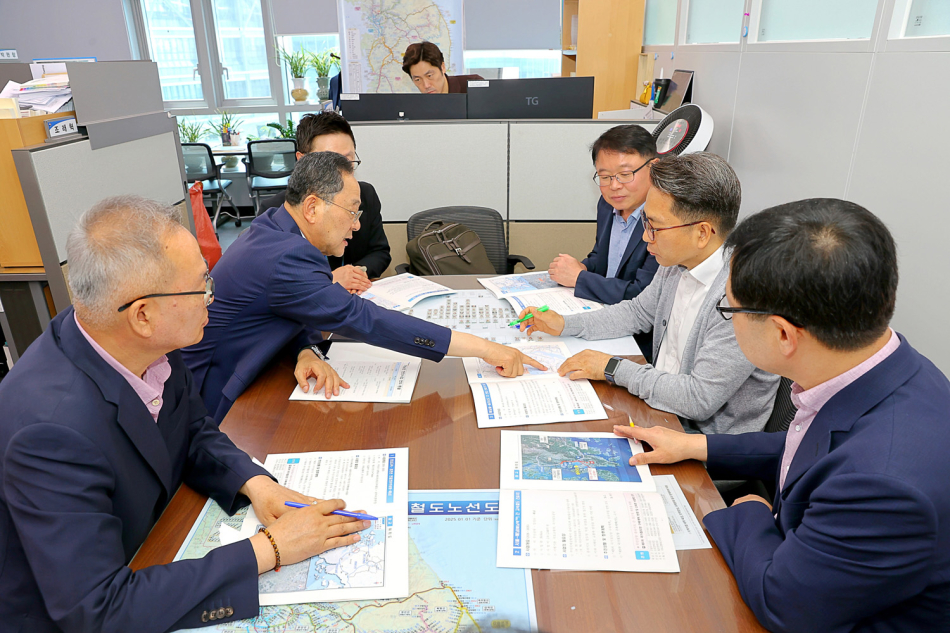 명현관 전남 해남군수가 민선 9기 핵심 미래사업 추진을 위한 국비 확보와 국가계획 반영에 나서며 중앙부처와 전남광주통합특별시 대전환기획위원회를 잇따라 방문하는 등 광폭 행보를 이어가고 있다. /해남군