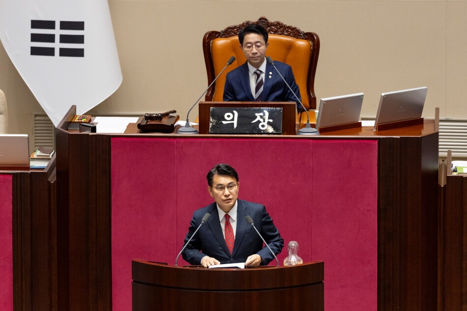 18일 국회에서 열린 6월 임시국회 3차 본회의에서 제9회 전국동시지방선거 투표용지 부족 사태 등 국민참정권 침해 진상규명 및 선거관리 개혁을 위한 국정조사 특별위원회 위원장인 윤상현 국민의힘 의원이 국조 계획서 승인의 건에 대한 제안 설명을 하고 있다. 연합뉴스