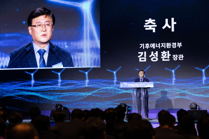 김성환 기후에너지환경부 장관이 지난해 12월 전남 신안군 소재 라마다프라자 호텔에서 열린 전남 해상풍력 1단지 준공식에 참석해 축사를 하고 있다. 사진=기후부 제공