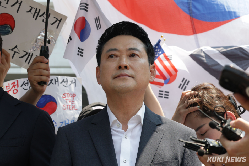 장동혁 국민의힘 대표가 16일 서울 송파구 올림픽공원 핸드볼경기장(잠실 개표소)에서 시위대 격려 방문을 하고 있다. 남동균 기자