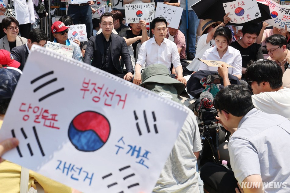 장동혁 국민의힘 대표가 16일 서울 송파구 올림픽공원 핸드볼경기장(잠실 개표소)을 찾아 시위대를 격려하고 있다. 남동균 기자