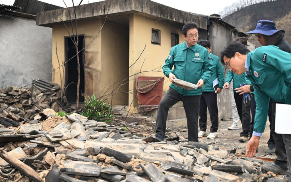 이철우 경북도지사가 산불로 전소된 주택을 찾아 피해 상황을 살피고 있다. 경북도 제공