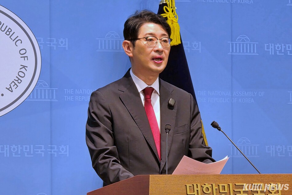 중앙선거관리위원회 국정조사 특별위원회 위원인 주진우 국민의힘 의원이 19일 서울 여의도 국회 소통관에서 10건 중 9건에 달하는 선관위의 수의계약 비중을 질타하고 있다. 김건주 기자