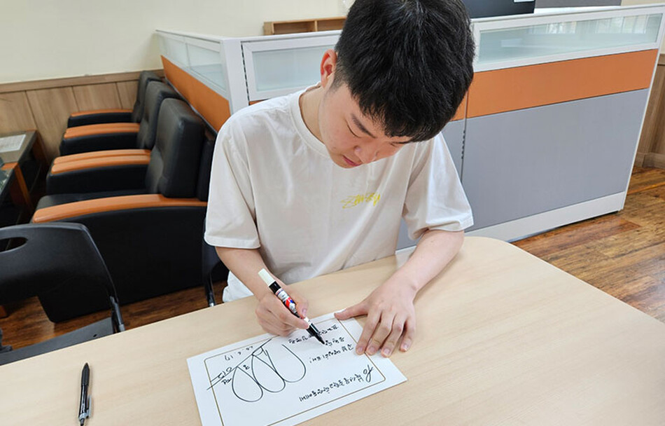 김영원이 모교 북서울중학교에 장학금 3000만원을 기탁했다. PBA 제공