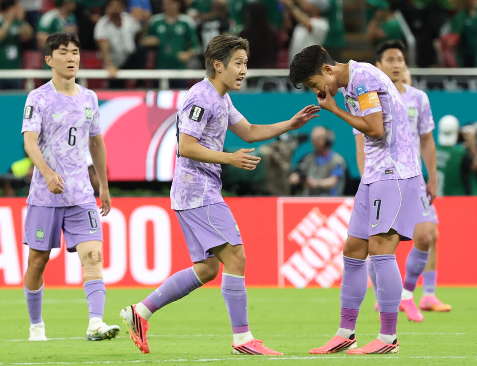 18일(현지시간) 멕시코 사포판 과달라하라 스타디움에서 열린 2026 북중미 월드컵 A조 2차전 한국과 멕시코의 경기. 멕시코에게 선취골을 허용한 뒤 이강인이 손흥민과 대화하고 있다. 연합뉴스