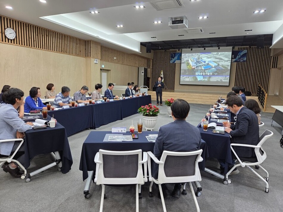 민선 9기 전북특별자치도지사직 인수위원회 ‘5극3특 호남제주 메가시티 특별위원회’가 지난 18일 미래 산업 혁신 공정을 주도하는 현장을 찾아 간담회를 갖고 있다.