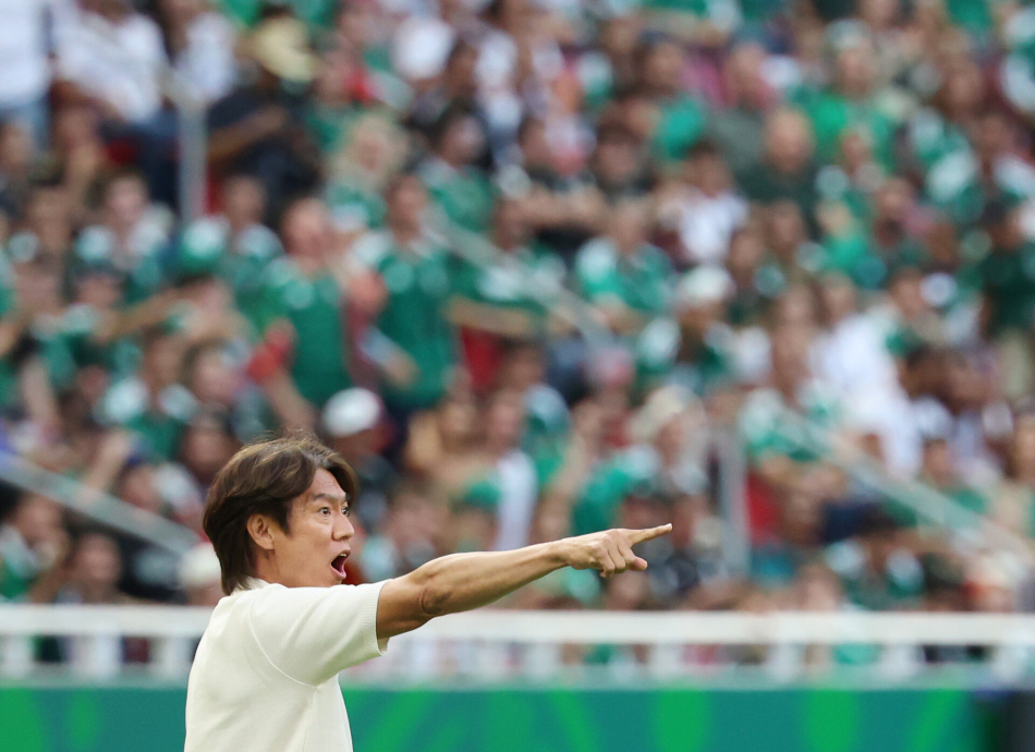 18일(현지시간) 멕시코 사포판 과달라하라 스타디움에서 열린 2026 북중미 월드컵 A조 2차전 한국과 멕시코의 경기. 홍명보 감독이 작전 지시를 하고 있다. 연합뉴스