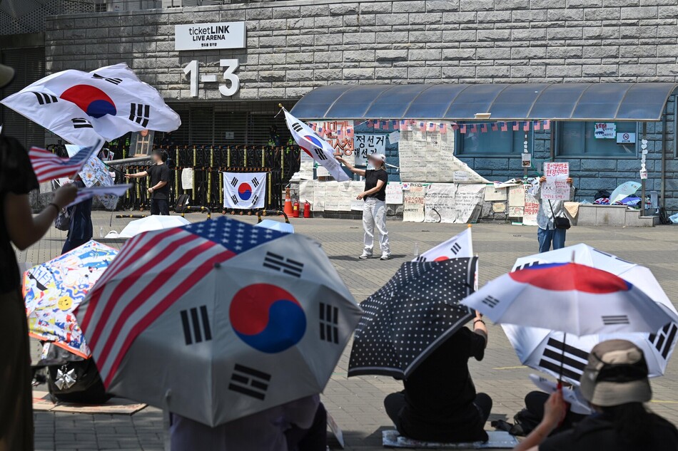 투표용지 부족 사태를 규탄하기 서울 송파구 올림픽공원 핸드볼경기장 앞에 모인 시민들이 ‘부정선거’, ‘재선거’ 등 구호를 외치고 있다. 임은재 기자