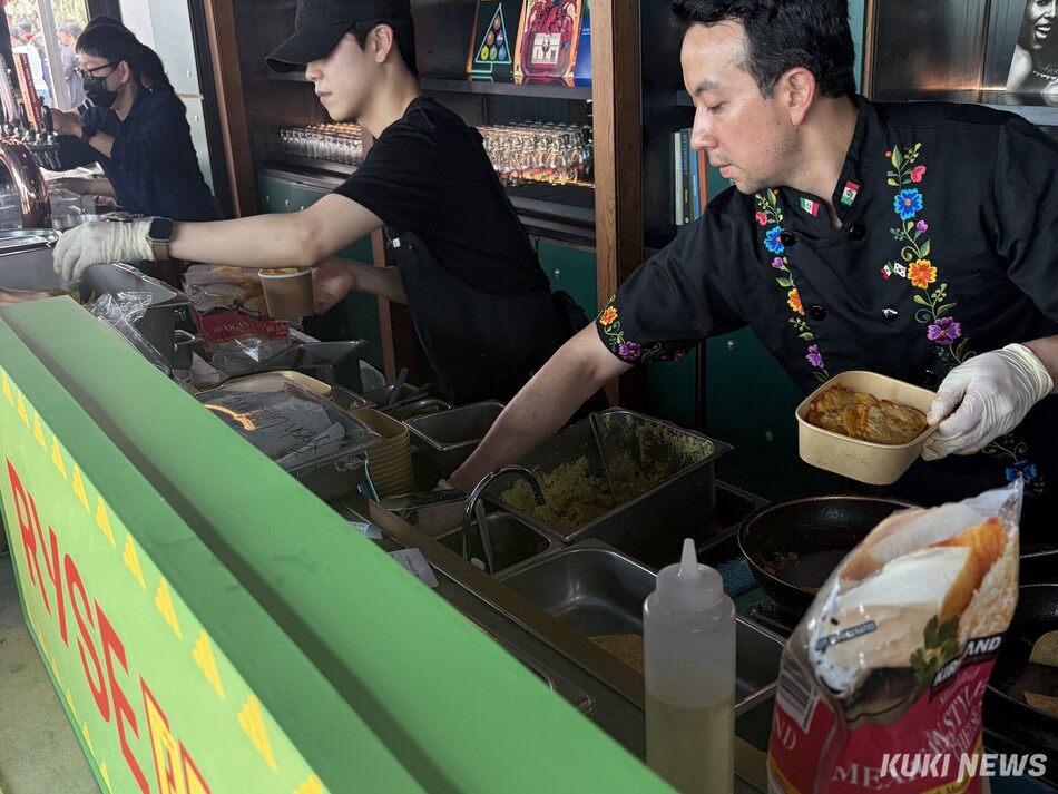 이날 뷰잉파티에서는 맥주와 음료를 비롯한 나초, 과카몰리, 멕시칸식 옥수수 등 멕시코 음식도 판매했다. 심하연 기자