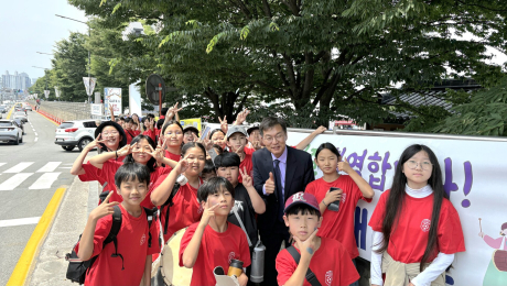 [포토] 김중남 강릉시장 당선인, 업무보고 받고 월드컵 응원하고 바쁜 행보