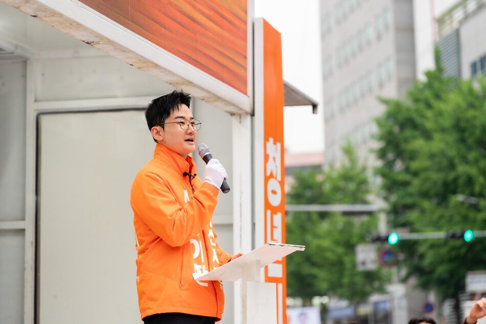6·3 지방선거 공식 선거운동 첫날이었던 지난달 21일, 부산 연제구 연산교차로 일대에서 정이한 개혁신당 부산시장 후보가 부산 지역 출마자들과 합동 출정식을 하며 발언하고 있다. 개혁신당 부산시장 제공