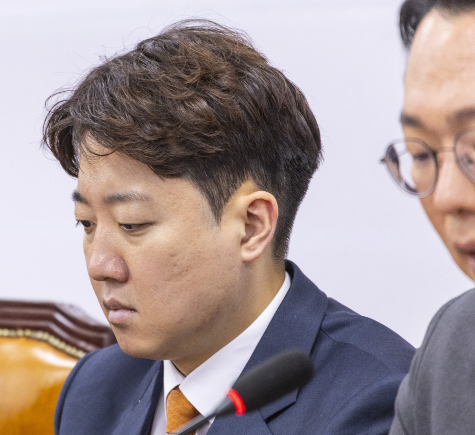 개혁신당 이준석 대표가 18일 국회에서 열린 최고위원회의에서 정이한 전 부산시장 후보 피습 자작극 의혹과 관련한 사과 발언을 마친 뒤 생각에 잠겨 있다. 연합뉴스