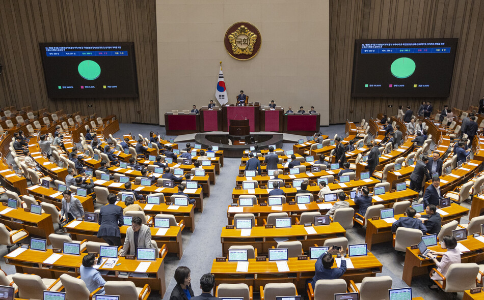 조정식 국회의장이 18일 국회에서 열린 6월 임시국회 3차 본회의에서 제9회 전국동시지방선거 투표용지 부족 사태 등 국민참정권 침해 진상규명 및 선거관리 개혁을 위한 국정조사 계획서 승인의 건에 대한 가결 선포를 하고 있다. 연합뉴스
