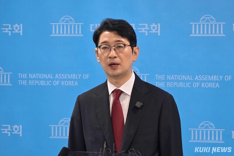 주진우 국민의힘 의원이 19일 서울 여의도 국회에서 기자들의 질문에 답변하고 있다. 김건주 기자