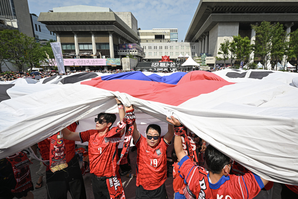 2026 북중미 월드컵 조별리그 A조 2차전 한국과 멕시코의 경기가 열린 19일 서울 종로구 광화문광장에서 시민들이 거리응원을 하고 있다. 남동균 기자