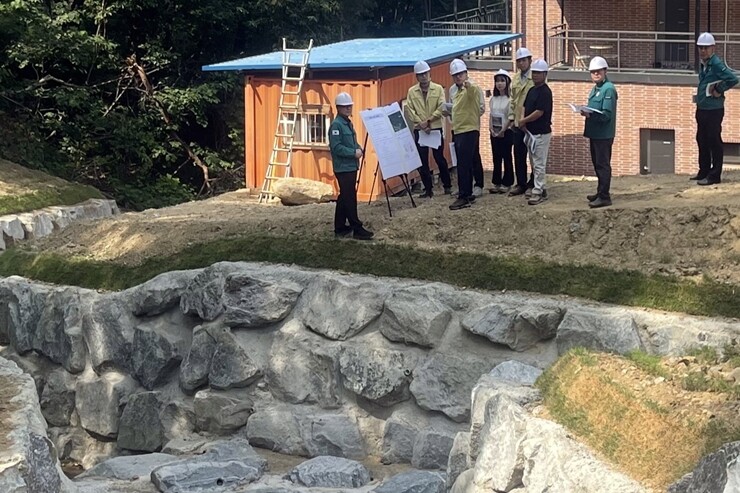 19일 충북 진천군 이월면 산사태취약지역을 찾아 사방댐 설치 사업 추진 상황을 점검하는 임하수 산림청 차장. 산림청