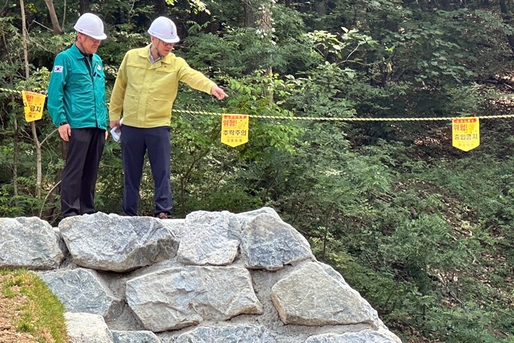19일 충북 진천군 이월면 산사태취약지역을 찾아 사방댐 설치 사업 추진 상황을 점검하는 임하수 산림청 차장. 산림청