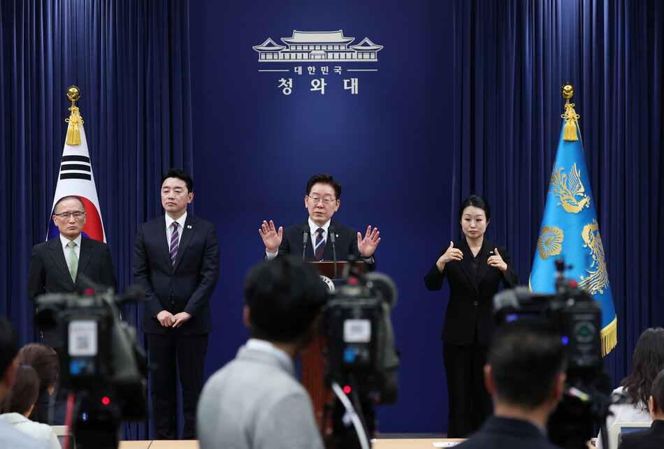 이재명 대통령이 19일 청와대 춘추관에서 열린 G7참석·유럽순방 결과 브리핑에서 취재진 질문에 답하고 있다. 연합뉴스