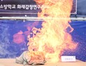 보조배터리 화재 막는 ‘방염 파우치’…기준 없어 무용지물 [쿠키포토]
