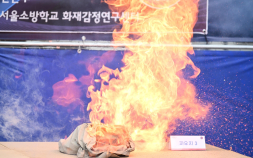 보조배터리 화재 막는 ‘방염 파우치’…기준 없어 무용지물 [쿠키포토]