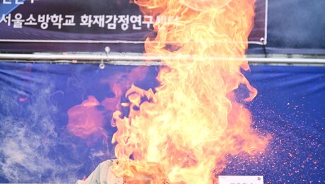 보조배터리 화재 막는 ‘방염 파우치’…기준 없어 무용지물 [쿠키포토]