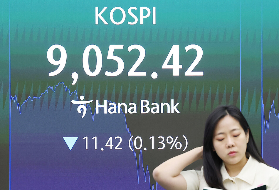 19일 서울 중구 하나은행 본점 딜링룸 전광판에 코스피가 표시돼 있다. 연합뉴스