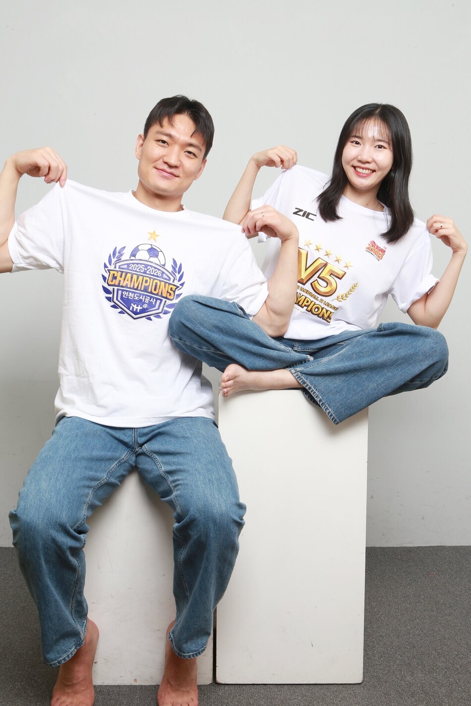 우승 기념 티셔츠를 입고 함께 사진을 찍은 박영준(왼쪽)-송해리 부부. 한국핸드볼연맹 제공