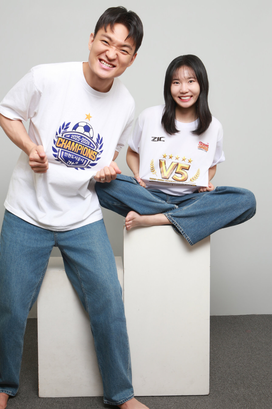 우승 기념 티셔츠를 입고 함께 사진을 찍은 박영준(왼쪽)-송해리 부부. 한국핸드볼연맹 제공