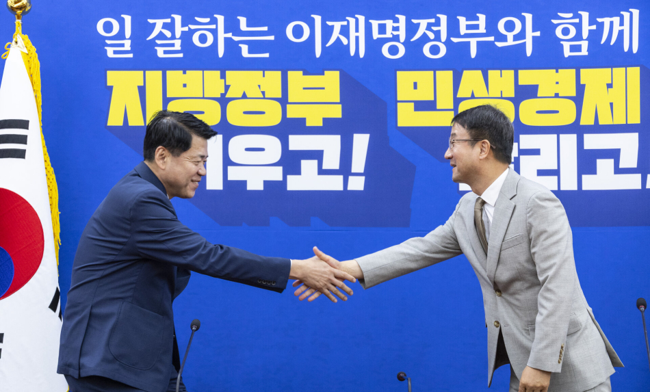 한병도 더불어민주당 원내대표(오른쪽)가 19일 국회에서 취임 인사차 민주당을 방문한 김준형 조국혁신당 신임 원내대표와 악수하고 있다. 연합뉴스