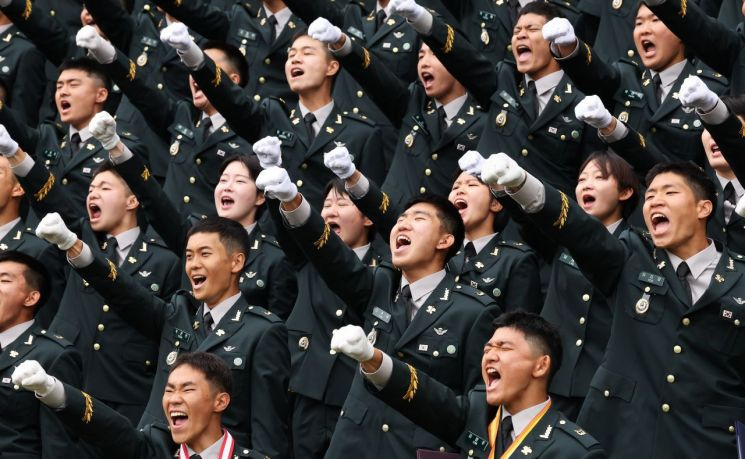 ‘특전부사관 263기 임관식‘에서 신임 특전부사관들이 특전부대 신조를 제창하고 있다. 연합뉴스