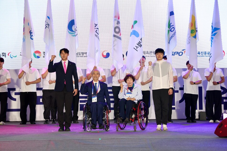 전국어울림생활체육대축전 참가자들이 화이팅을 외치고 있다. 김해시 제공