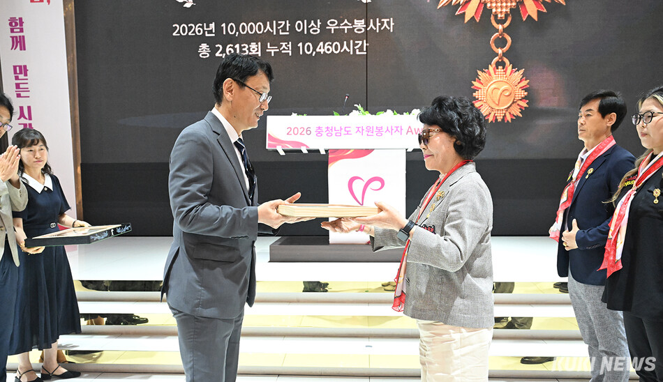 홍종완 충남도 행정부지사가 19일 아산 터미널웨딩홀에서 열린 ‘제2회 충남도 자원봉사 페스티벌’에서 봉사자에게 인증서를 수여하고 있다. 충남도