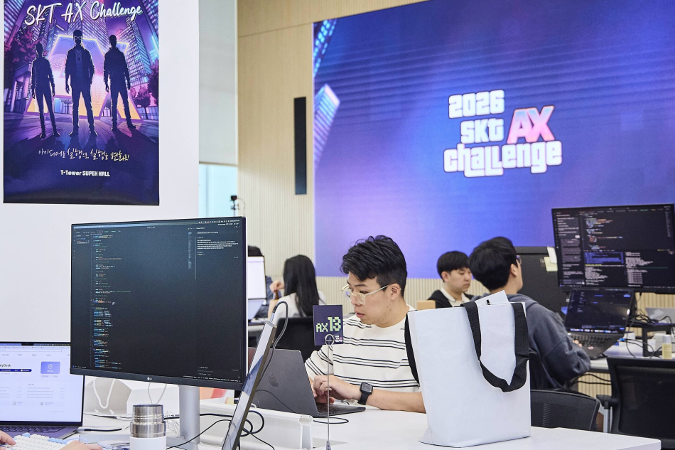SK텔레콤 구성원들이 지난 5월 19일 서울 중구 SKT타워에서 사내 AI 해커톤 ‘AX 챌린지’에 참여하고 있다. SK텔레콤 제공