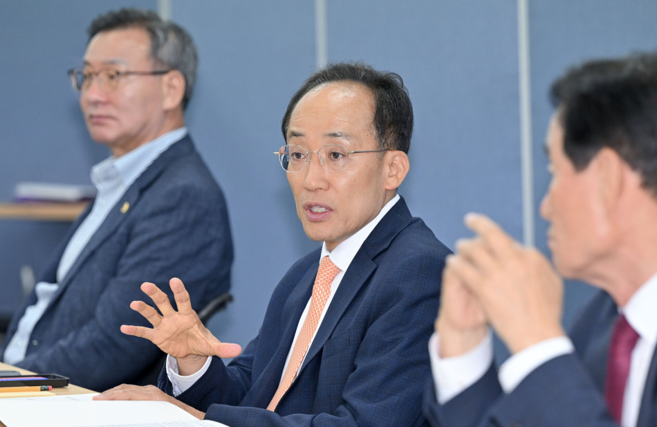추경호 대구시장 당선인이 12일 대구정책연구원에서 핵심 현안을 보고 받고 있다. 인수위 제공