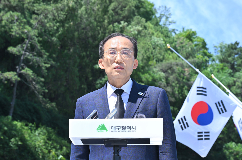 추경호 대구시장 당선인이 6일 충혼탑에서 제71회 현충일 추념식에 참석한 뒤 기자들과 만나 인수위원회 구성을 밝히고 있다. 인수위 제공